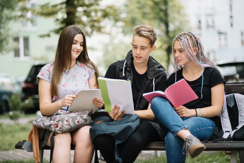 Kurs do egzaminu ósmoklasisty z matematyki 2027, korepetycje czy aplikacja? Poradnik dla rodzica